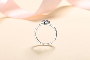 Détail macro d'une bague en argent S925 avec serti cœur et pierre de moissanite lavande
