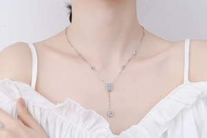 Nahaufnahme der S925 Sterlingsilber Y-Kette mit tropfen- und rechteckigen Anhängern