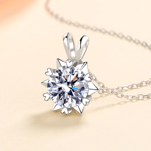 Sparkling S925 sterling silver necklace with heart-shaped prongs and sunburst pendant