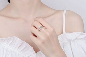 Détail d'une bague cœur en argent S925 avec moissanite étincelante sur un modèle
