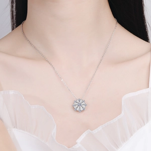 Collier tournesol en argent sterling S925 avec moissanite de 0,5 ct porté par un mannequin
