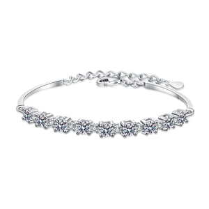 S925 Sterling Silber Armband mit neun Brillantschliff D-Farbe Moissanit Steinen auf weißem Grund