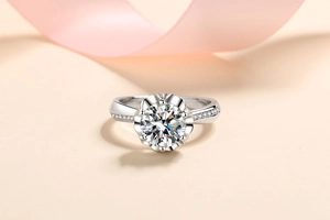 Macro d'une bague en argent S925 avec halo en fleur et moissanite ronde étincelante