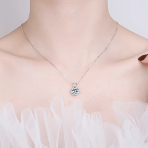 Elegant S925 sterling silver snowflake pendant necklace with sparkling moissanite stone