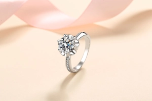 Détail macro d'une bague en argent 925 avec moissanite ronde et sertissage couronne