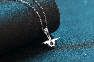 Makroaufnahme von S925 Sterling Silber Engelsflügel Anhänger mit rundem Moissanit-Stein
