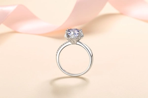 Vue détaillée d'une bague en argent S925 avec sertissage de moissanite à six griffes en fleur