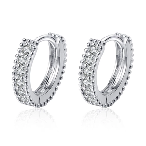 Élégantes boucles d'oreilles huggie en argent S925 avec moissanite D et bordure perlée