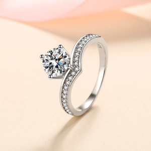 S925 sterling silver heart ring with brilliant moissanite and twisted band design