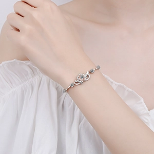 Bracelet rose élégant en argent pour femme orné de brillants et d'une pierre en moissanite