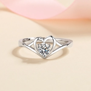 Bague cœur élégante en argent 925 avec moissanite brillante sur fond doux et romantique