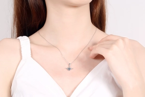 Detailaufnahme des S925 Sterling Silber Engelsflügel-Anhängers mit hellblauem Moissanit