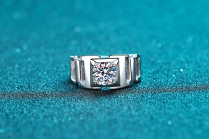 Macro detail of men's S925 silver ring featuring 1 carat round moissanite in square setting