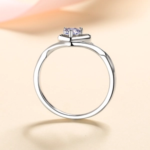 Bague coeur élégante en argent S925 avec pierre moissanite violet clair en vue de profil