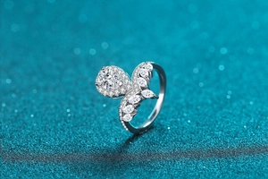 Macro shot of a teardrop-shaped gemstone ring with marquise accents on S925 silver band
