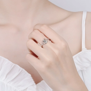 Bague cœur élégante en argent 925 avec moissanite étincelante sur une main de femme