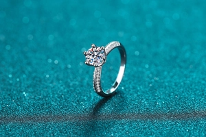 Macro shot of 925 silver six-prong ring with pavé side stones and brilliant moissanite
