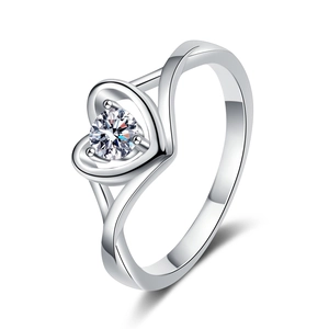 Bague coeur élégante en argent sterling S925 avec pierre centrale en moissanite brillante