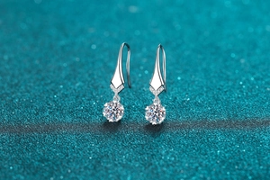 Vue macro des boucles d'oreilles en argent S925 avec des grappes de moissanite brillantes