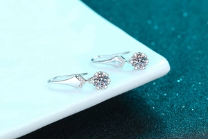 Détail macro de boucles d'oreilles flocon en argent avec incrustation de moissanite