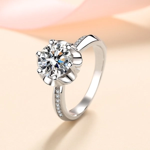 Bague de fiançailles classique en argent 925 avec moissanite et diamants micro-pave