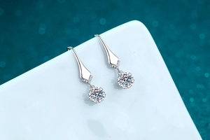 Vue macro détaillée de boucles d'oreilles en argent S925 en V avec pierres moissanite
