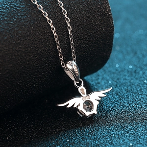 Halskette aus S925 Sterlingsilber mit Engelsflügel und glitzerndem Moissanit-Anhänger