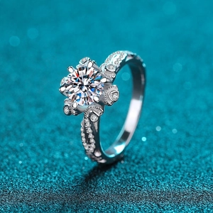 Elegant S925 sterling silver ring with 1 carat moissanite in flower setting