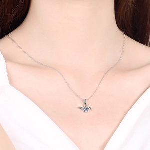 Elegante S925 Silber Engelsflügel-Halskette mit brillantem rundem Moissanit-Anhänger