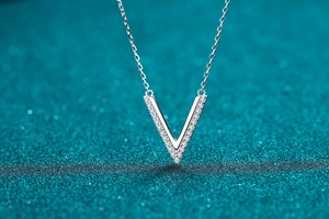 Vue macro du pendentif en V en argent S925 serti de micro-pavés de moissanite