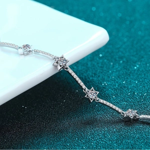Elegant S925 sterling silver star bracelet featuring a sparkling 1-carat moissanite stone