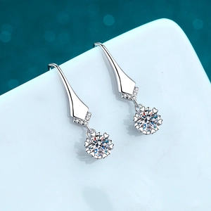Boucles d'oreilles pendantes en argent S925 en forme de V avec moissanites brillantes