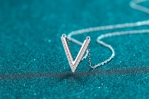 Vue macro du pendentif en V en argent S925 avec moissanites serties de manière étincelante