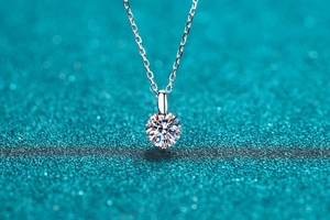 Macro shot of 925 silver necklace with round brilliant moissanite in four-prong setting