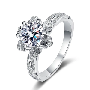 Luxurious S925 silver flower ring with 1 carat moissanite gemstone and snowflake design