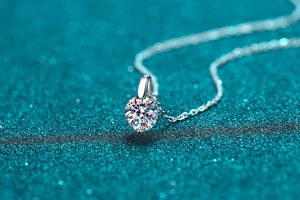 Macro shot of a classic s925 silver moissanite pendant with a brilliant round cut stone