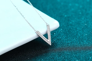 Gros plan du pendentif en forme de V en argent S925 serti de pierres de moissanite