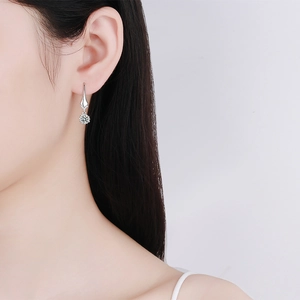 Boucles d'oreilles pendantes en argent S925 avec moissanite en V portées par un mannequin