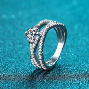 Luxurious 925 sterling silver ring featuring a sparkling moissanite center and intertwined band