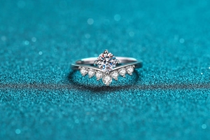 Macro view of S925 sterling silver crown ring featuring a V-shaped moissanite setting