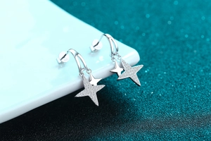 Détail macro de boucles d'oreilles étoiles en argent 925 avec pavé de zircons brillants