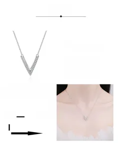 Détail du collier en V en argent S925 serti de moissanites et plaqué de rhodium précieux