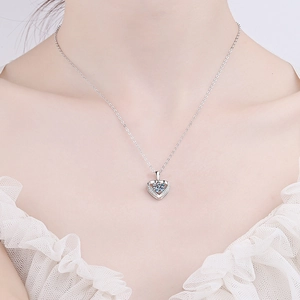 Collier cœur en argent sterling S925 avec pierre centrale en moissanite