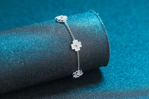 Macro detail of 925 silver clover bracelet with sparkling micro-pave moissanite stones