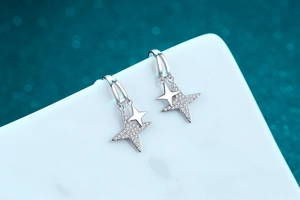 Détail de boucles d'oreilles en argent S925 en forme d'étoile avec pierres de moissanite