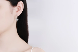Gros plan de boucles d'oreilles étoile en argent S925 avec moissanite sur le mannequin