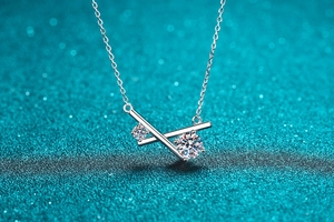 Vue macro du pendentif croisé en argent S925 serti de pierres de moissanite brillantes