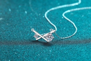Vue rapprochée du pendentif croisé en argent avec pierres de moissanite sur chaîne fine