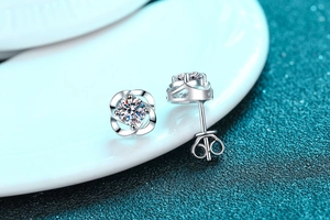 Dettaglio macro di orecchini a lobo in argento 925 con brillanti pietre di moissanite lucide