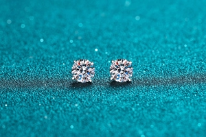 Macro shot of 925 silver stud earrings featuring round brilliant cut moissanite stones